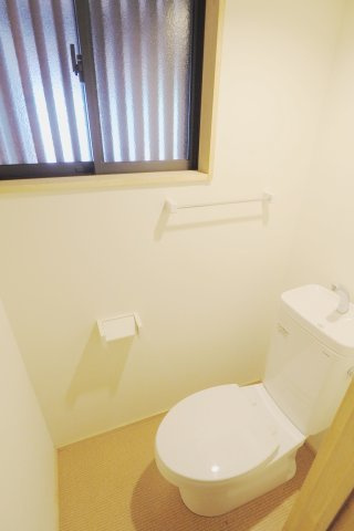 breeze　court　参番館　A棟のトイレ|※写真は同物件別部屋の物となります。現状優先となります。