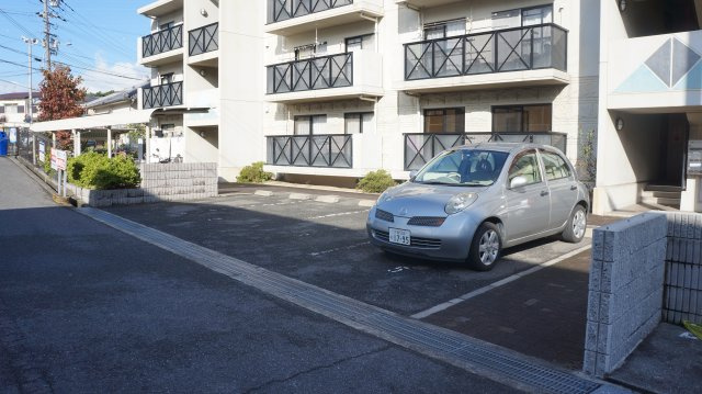 オリーブ泉ヶ丘Ⅱの駐車場