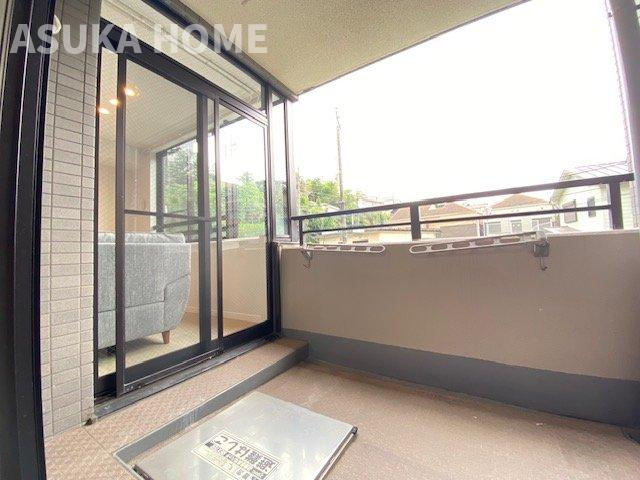 ビッグヴァン桜ヶ丘のバルコニー|２面のガラス窓を開けると明るいバルコニー。リビングから見ると一体感がありお部屋が広く見えます。