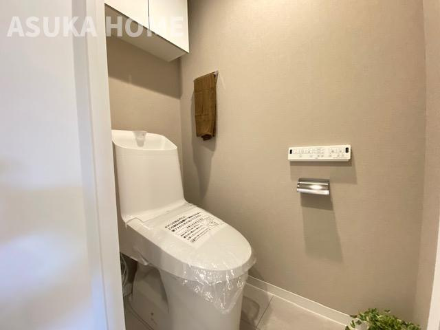 ビッグヴァン桜ヶ丘のトイレ|温水洗浄便座のトイレ設備です。トイレ上部にあると便利な吊戸棚を設置。