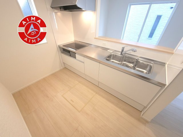 福岡市南区高木2丁目第3-2棟（2号棟）のキッチン|ダイニングテーブルへの配膳がラクラク、お料理はかどるカウンター付きシステムキッチン！