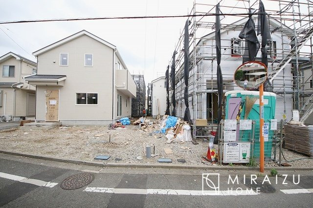 【外観】 | 青く澄み渡った綺麗な空と、陽の光をたっぷりと受ける、そんな新築住宅で新生活をスタートしてみませんか？見学・ご相談等、ミライズホーム(株)までお気軽にご連絡下さい♪