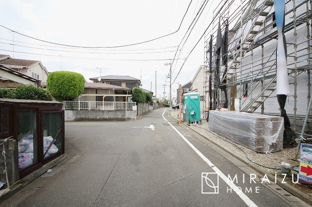 【前面道路含む現地写真】 | プライバシー性と開放感を高める住環境。陽当たりの良い開かれたロケーションを活かし、心地よい暮らしをプランニング