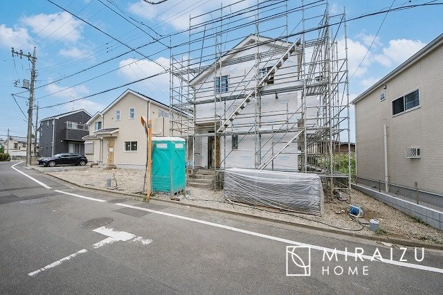 【外観】 | 青く澄み渡った綺麗な空と、陽の光をたっぷりと受ける、そんな新築住宅で新生活をスタートしてみませんか？見学・ご相談等、ミライズホーム(株)までお気軽にご連絡下さい。