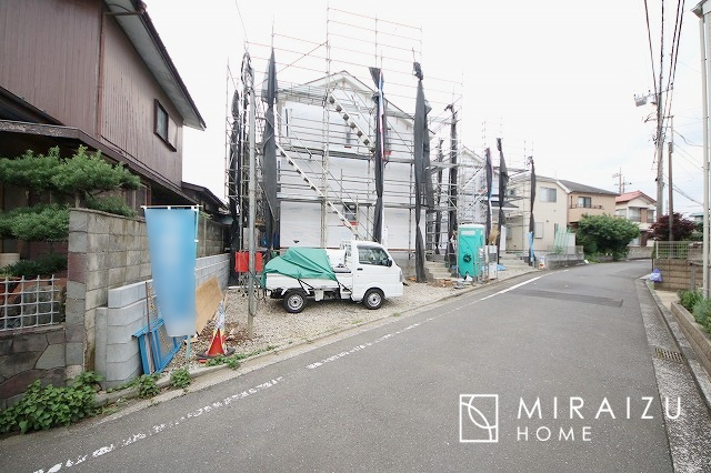【外観】 | 陽当たりが心地の良いリビング空間です。日中はカーテンを開けて自然な光を取り込みリラックスして過ごしたいですね、照明器具もセンスの良いものを使いたいですね。