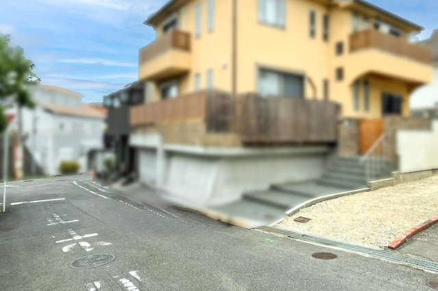 枚方市西田宮2階建て【ニモア-Nimore】の前面道路含む現地写真