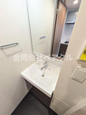 【独立洗面台】 | ベラジオ雅び京都七条ウエストⅡ | 独立洗面台、小物を置くことができて便利です