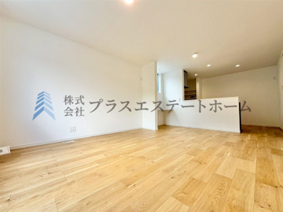 【居間・リビング】 | 須磨区多井畑池ノ奥口新築戸建 | 吊戸棚がない分、開放的で圧迫感のないシステムキッチン♪