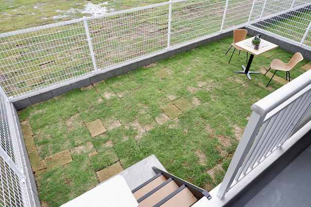 テレパレス稲毛海岸　2号棟の庭|専用庭付きです　※備品はイメージです