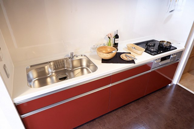 テレパレス稲毛海岸　2号棟のキッチン|作業スペースが大きいシステムキッチンです　※備品はイメージです
