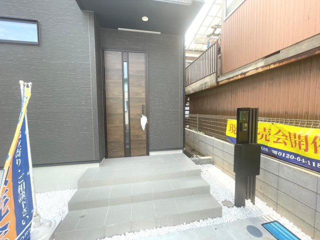 昭島市上川原町２期　１号棟の玄関