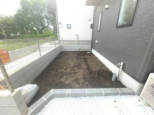 昭島市上川原町２期　１号棟の庭