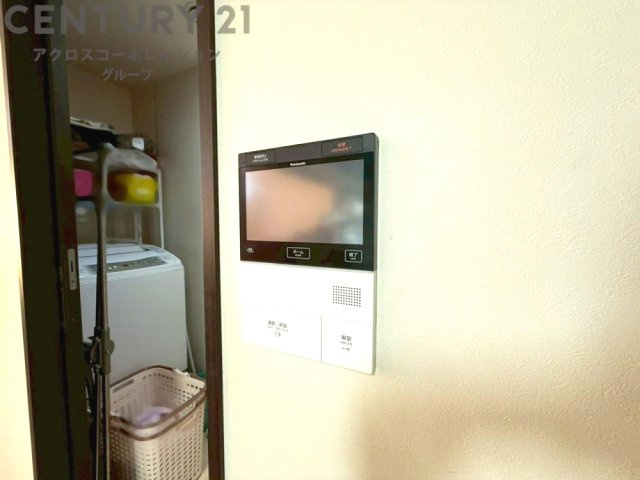 訪問者が来たときにテレビ画面で確認できるため、安心してドアを開けられます。録画機能があるものもあり、留守中に来訪者を記録しておくことができます。利便性が高く、セキュリティ面でも安心です。