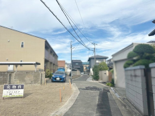 毛穴町　売土地の前面道路含む現地写真|【個性あふれる住まいを実現できる「建築条件無の売土地」です】