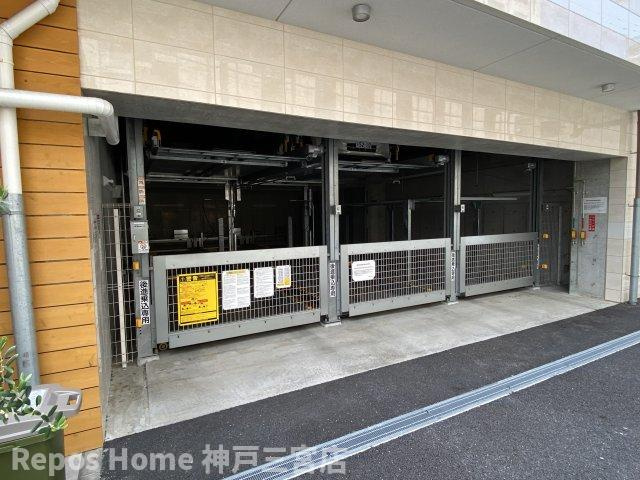 セレニテ神戸元町の駐車場