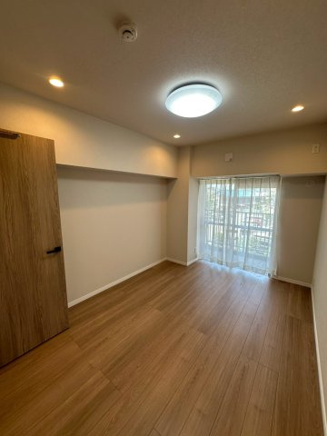 エバーグリーン門真の洋室|南北バルコニー付きで通風良好なお部屋です！
