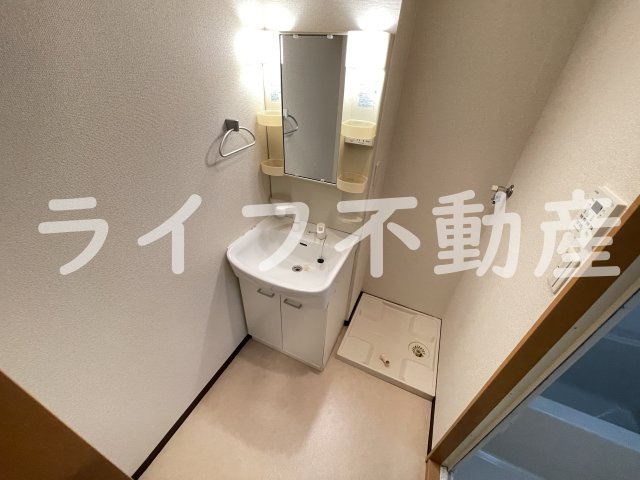 メルベーユ高井田の洗面所|明るい洗面所です
