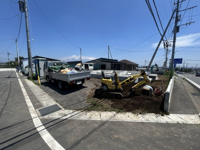 新築　高崎市金古町 全11区画　7号棟の前面道路含む現地写真|現地写真　南側接道幅員約8.6ｍ　東側接道幅員約5.0ｍ