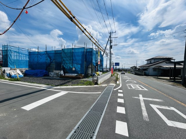 新築　高崎市金古町 全11区画　7号棟の前面道路含む現地写真|現地写真　南側接道幅員約8.6ｍ　東側接道幅員約5.0ｍ