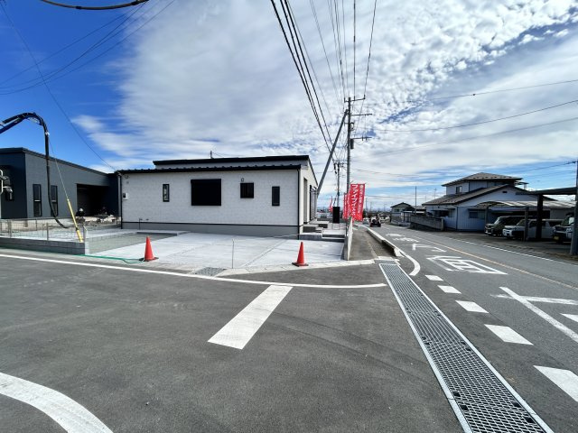 新築　高崎市金古町 全11区画　7号棟の前面道路含む現地写真|現地写真　南側接道幅員約8.6ｍ　東側接道幅員約5.0ｍ