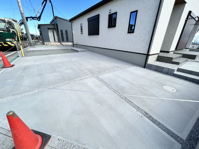 新築　高崎市金古町 全11区画　7号棟の駐車場|現地写真　駐車スペースは建物西側に並列2台分可能です！