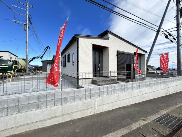 新築　高崎市金古町 全11区画　7号棟の玄関|現地写真　ポストと一体型のTVモニターホンでセキュリティ安心！嬉しい宅配ボックス付き♪