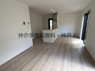 【居間・リビング】 | 神戸市須磨区竜が台6丁目　新築戸建A号棟　仲介手数料無料！ | こちらのリビングで趣味の時間をお楽しみください