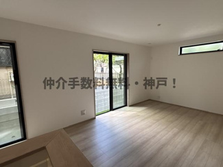 【居間・リビング】 | 神戸市須磨区竜が台6丁目　新築戸建A号棟　仲介手数料無料！ | こちらの居間で趣味の時間をお楽しみください