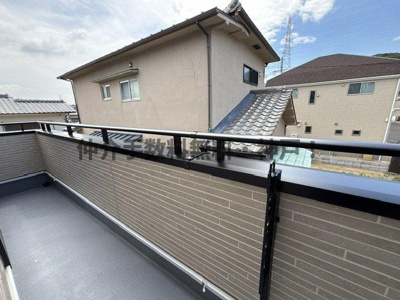 【バルコニー】 | 神戸市須磨区竜が台6丁目　新築戸建A号棟　仲介手数料無料！ | 開放的で明るい空間を演出してくれるバルコニーです