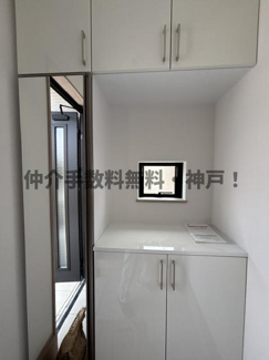 【玄関】 | 神戸市須磨区竜が台6丁目　新築戸建A号棟　仲介手数料無料！ | 収納もある玄関です