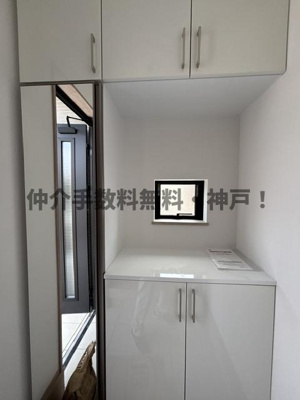 【玄関】 | 神戸市須磨区竜が台6丁目　新築戸建A号棟　仲介手数料無料！ | 収納もある玄関です