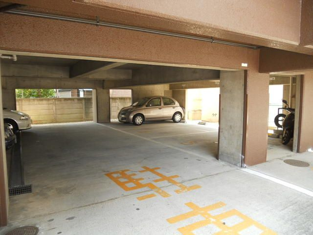 松戸市根本の賃貸マンションの駐車場