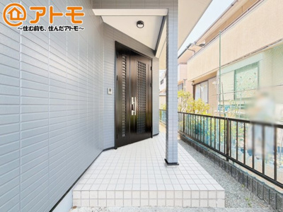 【玄関】 | 裾野市二ツ屋　中古一戸建て | 落ち着いた色合いの玄関はダブルロックで防犯性に優れた仕様になっています♪