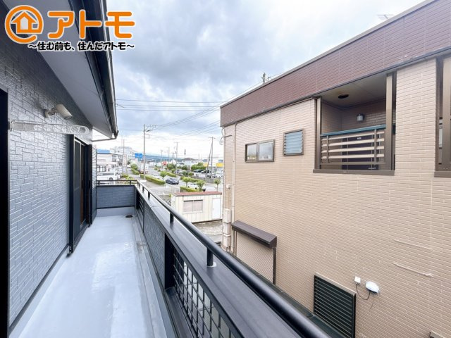 【バルコニー】 | 裾野市二ツ屋　中古一戸建て | やっぱり助かる広々バルコニー♪お布団や洗濯物を干せるのはもちろん、広々としたバルコニーで少しでも家事を楽ちんに！
