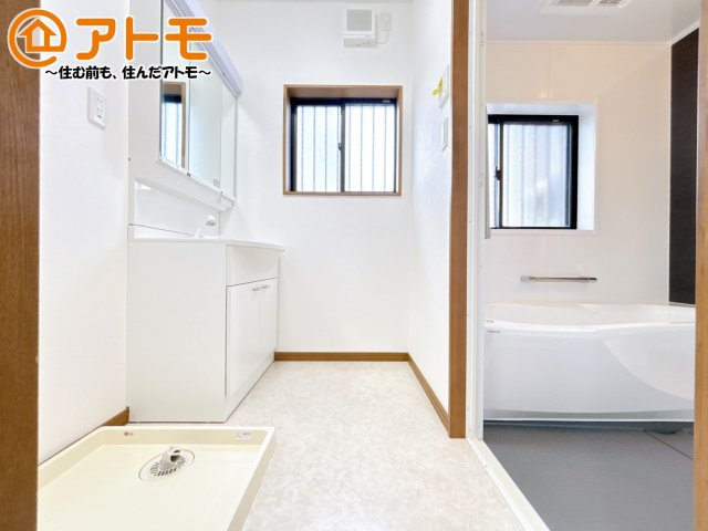 【独立洗面台】 | 裾野市二ツ屋　中古一戸建て | 収納豊富な３面鏡の洗面化粧台は使い勝手良好♪