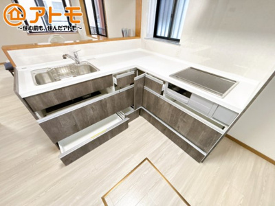 【キッチン】 | 裾野市二ツ屋　中古一戸建て | リビングで遊ぶお子様にも目が届く、安心感で選ぶなら対面キッチン♪