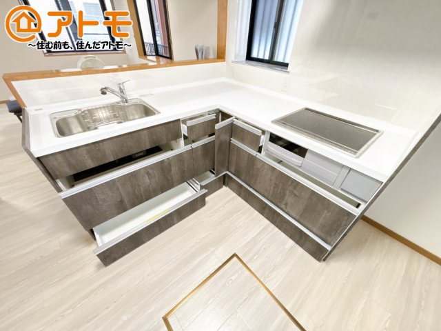 【キッチン】 | 裾野市二ツ屋　中古一戸建て | リビングで遊ぶお子様にも目が届く、安心感で選ぶなら対面キッチン♪