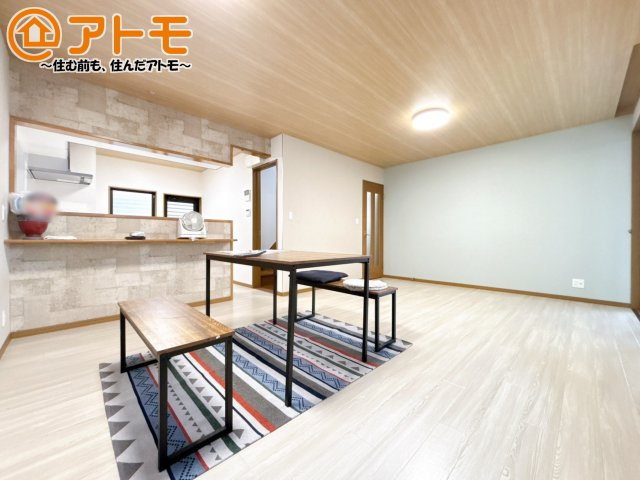 【居間・リビング】 | 裾野市二ツ屋　中古一戸建て | 家族団らんのイメージは、リビングを思い浮かべませんか？リビングこそ広々とした空間が良いですね♪