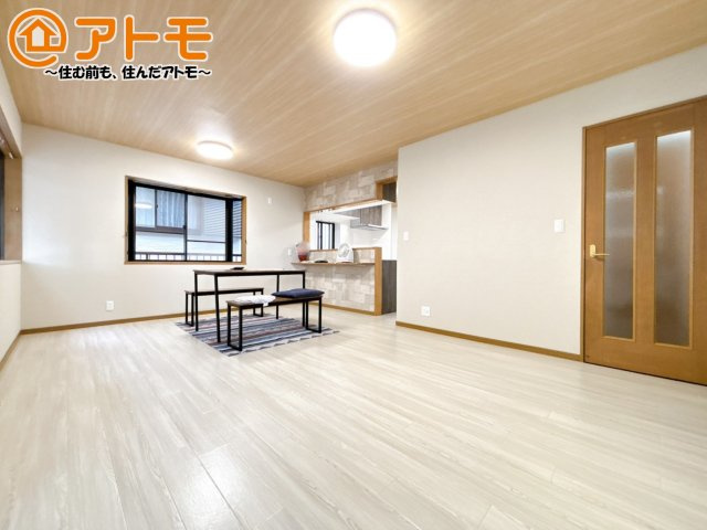 【居間・リビング】 | 裾野市二ツ屋　中古一戸建て | 広々と開放的なLDKは、家族が自然と集まる広さ♪お子様のリビング学習にもピッタリ♪