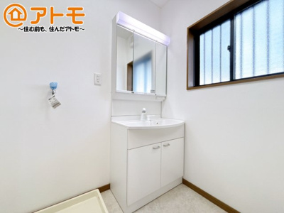 【独立洗面台】 | 裾野市二ツ屋　中古一戸建て | 洗面所って朝に混み合いませんか？広々とした脱衣所、３面鏡の独立洗面台で朝の時間を少しお手伝い♪