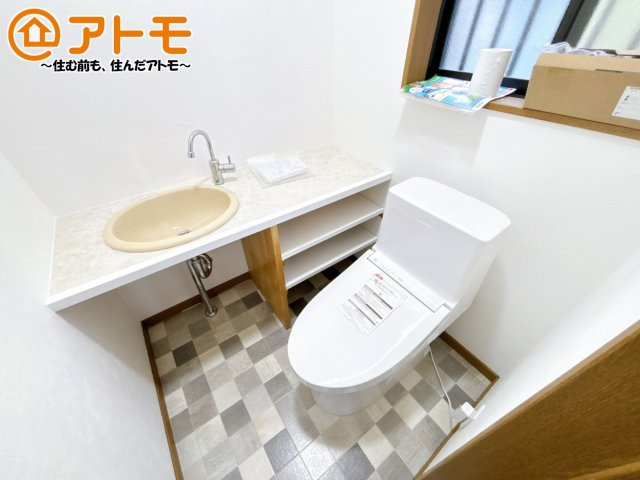 【トイレ】 | 裾野市二ツ屋　中古一戸建て | 窓があり換気もすぐにできる、清潔感のあるトイレです♪