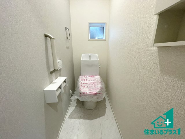★京都市西京区大枝北沓掛町　新築一戸建てのトイレ|1・2階の2ヶ所にあるので、朝の忙しい時間の順番待ちもなく、深夜の利用にも大変便利です。