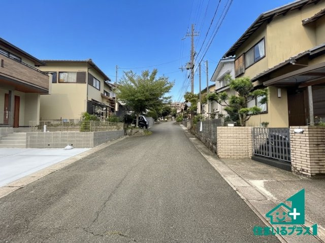 ★京都市西京区大枝北沓掛町　新築一戸建ての前面道路含む現地写真|周辺は閑静な住宅街！前面道路広々で車の出し入れも便利です。駐車が苦手な方でも安心して車庫入れできます！