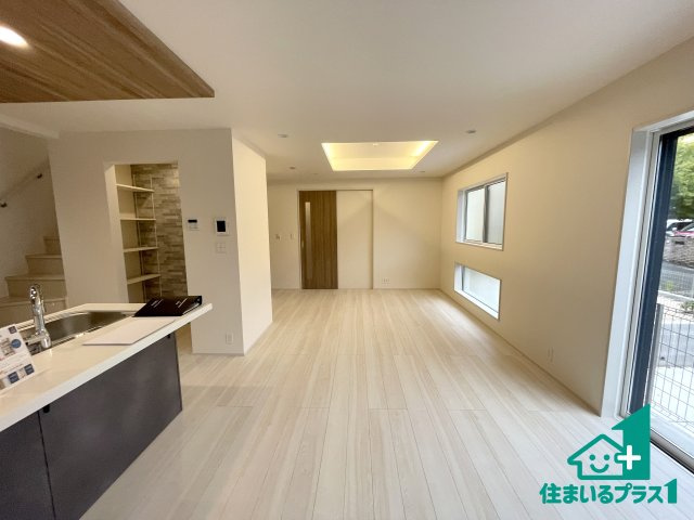 ★京都市西京区大枝北沓掛町　新築一戸建ての居間・リビング|日当たり良好の明るいリビングで朝の目覚めもスッキリできそう！対面キッチンでご家族のコミュニケーションも自然と増える設計！小さなお子様が遊ぶスペースを作っても広々とくつろげるLDK！