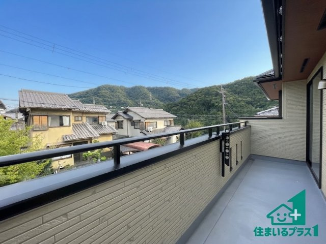 ★京都市西京区大枝北沓掛町　新築一戸建てのバルコニー|ワイドバルコニーは洗濯物を干すスペースが広いのでご家族が多くても安心！