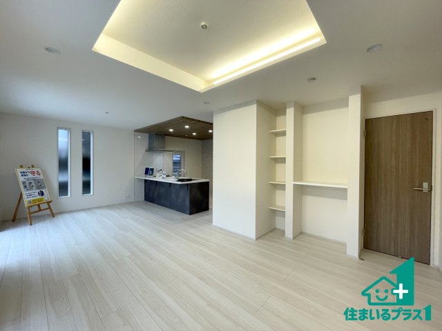 ★京都市西京区大枝北沓掛町　新築一戸建ての居間・リビング|シンプルなリビングは、観葉植物等のインテリアを楽しめますね！パパ好みにも、ママ好みにも家具次第で雰囲気を変えることができます！