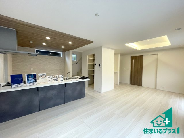 ★京都市西京区大枝北沓掛町　新築一戸建ての居間・リビング|シンプルなリビングは、観葉植物等のインテリアを楽しめますね！パパ好みにも、ママ好みにも家具次第で雰囲気を変えることができます！