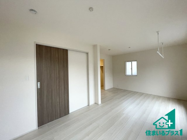 ★京都市西京区大枝北沓掛町　新築一戸建ての洋室|シンプルな洋室は、自分好みのインテリアが楽しめます♪ご家族とインテリアや家具を選びに行くのは物件購入時の醍醐味の一つです。ぜひお楽しみください♪