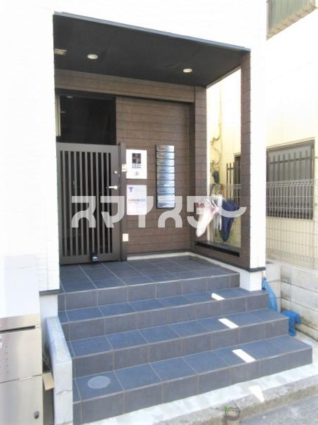 立川市羽衣町２丁目のアパートのエントランス