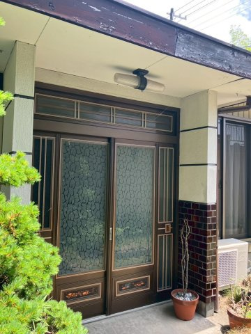 「ちょうどよい平屋」野市町西佐古　中古一戸建ての玄関|レトロとモダンが調和する、趣ある玄関デザイン☆